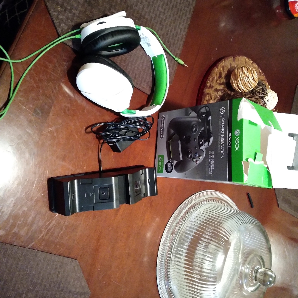 Xbox turltebeach headset and charging station